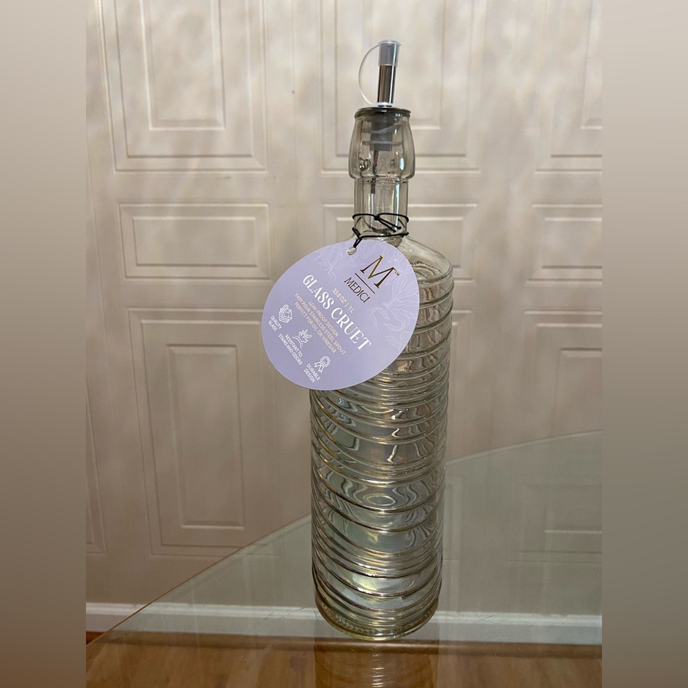 Medici Beautiful Oil Dispenser 33.8 oz.  Glass Kitchen Bottle Pourer/ -New